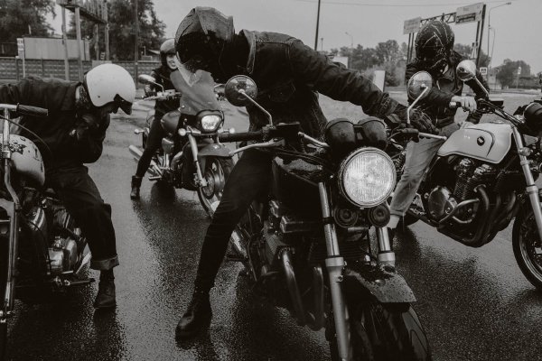Solo vs. Group Riding: Pros and Cons of Each Experience
