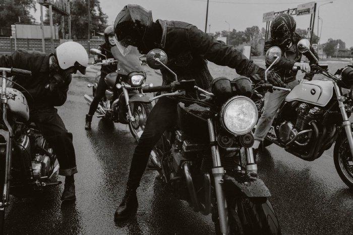Solo vs. Group Riding: Pros and Cons of Each Experience